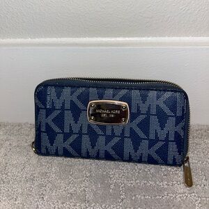 Used like new navy blue Michael Kors Wallet Gold Zipper
